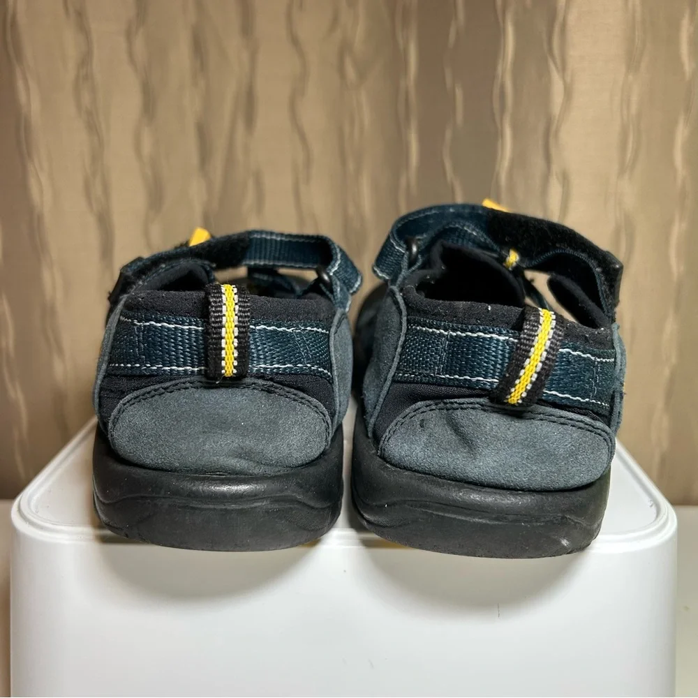 Keen Newport H2 Youth 4 Closed Toe Toggle Laced Navy Blue Yellow Black Water